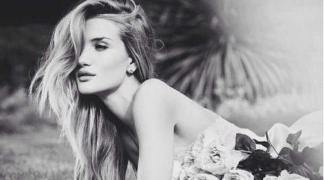 İngiliz manken Rosie Huntington- Whiteley'in (28) sosyal medyada sık sık paylaştığı seksi pozlar işe yaradı.