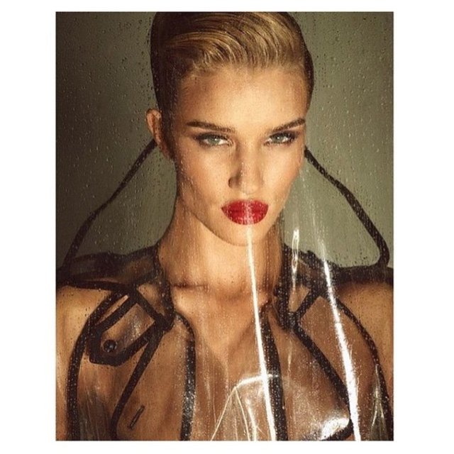 İşte Rosie Huntington'dan olay yaratacak pozlar...