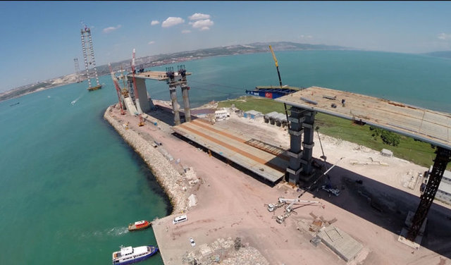 HT GAZETE - İstanbul-Gebze-Orhangazi-İzmir Otoyolu projesinin en önemli bölümü olan İzmit Körfez Geçiş Köprüsü inşaatında köprü giriş viyadükleri tamamlandı.