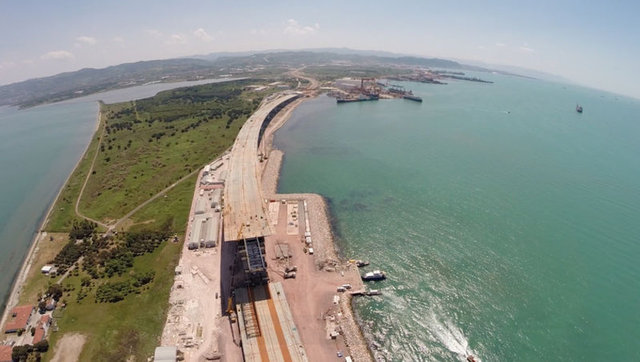 Yılda 650 milyon dolar tasarruf sağlaması hedeflenen proje, 384 kilometre otoyol ve 49 kilometre bağlantı yolu olmak üzere 433 kilometreyi kapsıyor.