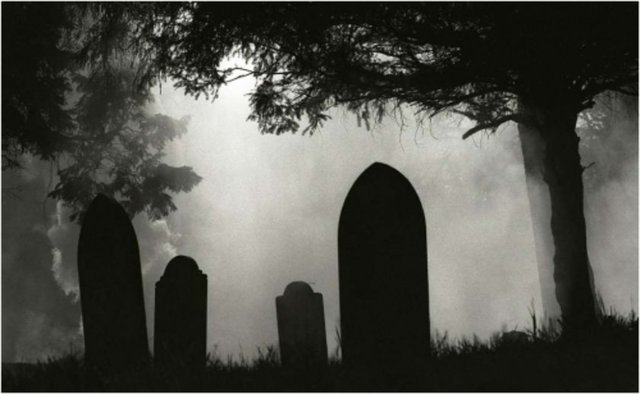 Derinin çekilmesi ve çürüme yüzünden tırnaklar ortaya çıktığı için uzadığı sanılıyor. Vücudun ölmesiyle tüm eylemler bittiği için tırnak ve saç uzaması söz konusu değil.