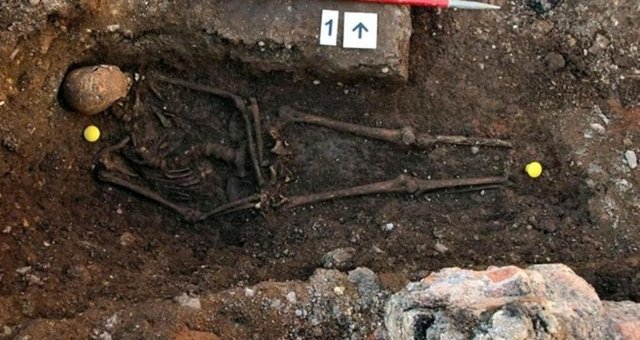 İlk çürüyen organ ise göz, beyin, mide ve bağırsaklar. Ceset şişman ise daha çabuk çürürken, bebekler ve tuzlu suda boğulanlar daha geç çürüyor. En geç çürüyen kısımlar ise kalp, mesane, böbrek ve rahim. Rahmin çürümesi aylarca sürüyor.