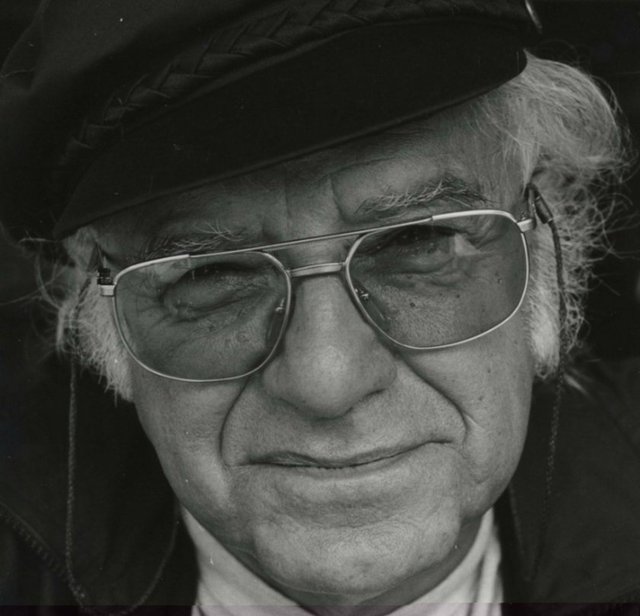 Attila İlhan 1948 yılında üniversite 2. sınıftayken Paris'e gider. Bu seyahatten sanatı ve şiiri derinden etkilenir. Paris'te Ermeni asıllı Fransız olan Maria Missakian ile tanışır. Birlikte gezerler ve Türkiye'den konuşurlar, çünkü atalarının toprağıdır.