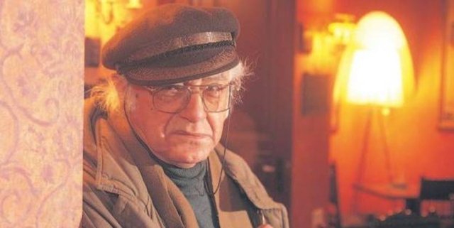 Daha sonra Maria'nın bir müzisyenle evlenip çocukları olduğunu, mutsuzluktan alkolik olduğunu öğrenir. Yağmur Kaçağı şiir kitabının içindeki Maria Missakian sayfasını imzalayıp gönderir. Bu son görüşmeleri olur.