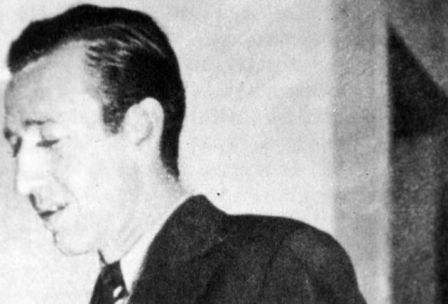 O zamanlar ismini söyleyemem dediği sevgilisi Nahit Hanım'dı. Yazdığı mektuplar "Yalnız Seni Arıyorum" ismiyle kitaplaştırıldı. Orhan Veli'nin ebedi edebi aşkıdır. Ama o dönemde sadece Orhan Veli değildir.