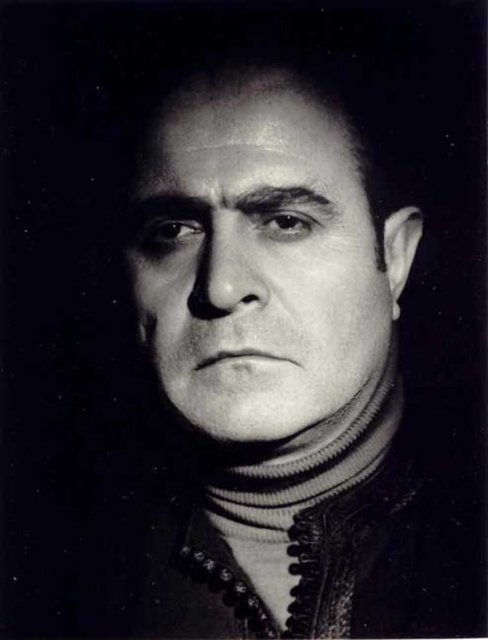 Ahmed Arif bu mektuplarında "Leyla zalım Leyla" diye başlar. Kör kütük aşık Arif, aşkına karşılık bulmak için yazmış, Leyla Erbil ise dostluk sınırını çizmiş ve bu sınırı gün geçtikçe derinleştirmiştir. Mektuplarında "İlk sen mağlup ettin beni." der.