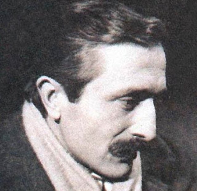 Uzaktan akrabası olan Oktay Akbal (ki o da kendisine hayrandır, hikayelerindeki Hisya'dır) sayesinde şairler dünyasını tanır. Özdemir Asaf aşık olmuştur Mevhibe Hanım'a ama karşılıksız bir aşktır bu.