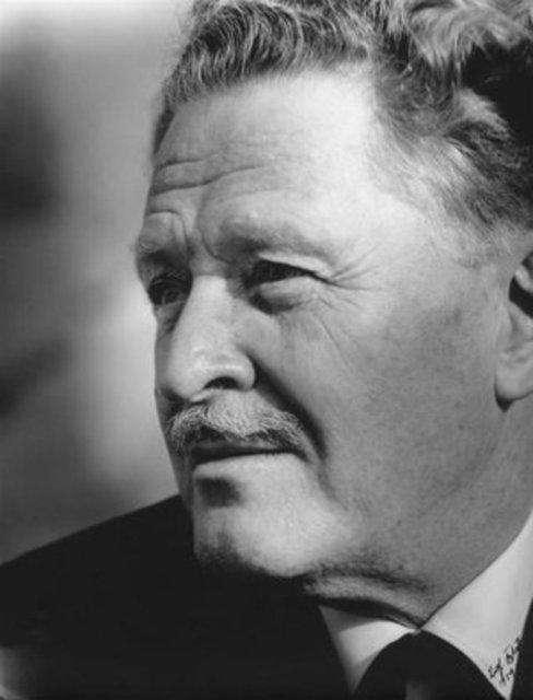 Şükûfe Nihal, Türkiye'nin hızla değiştiği yıllarda şiir, öykü, roman kaleme almış bir edebiyatçımızdır. 1920'li yıllarda Erenköy'de bahçelerde, köşklerde edebiyatçılar toplanır, sohbetler ederdi.