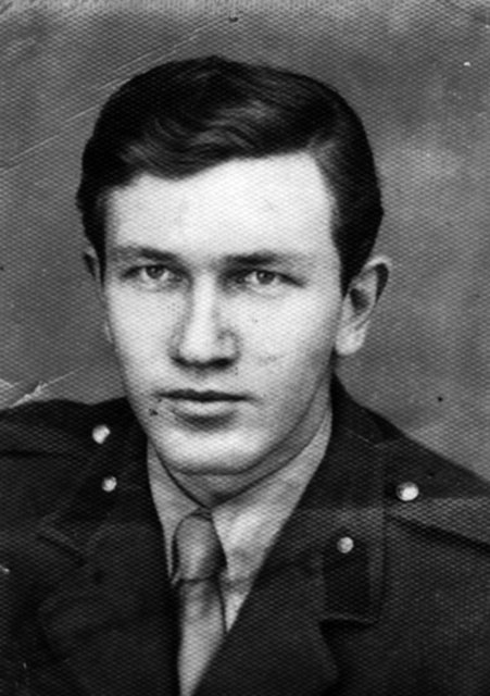 Bir parçası gibiydim. Ve kendimi bir parçası gibi hissettiğim için de sıkılıyordum tabii." der. Aralarındaki ilişkiyi şöyle özetler: "Turgut, beni her an elinden kaçıracakmış gibi gereksiz bir kaygıyla yıpranacak,