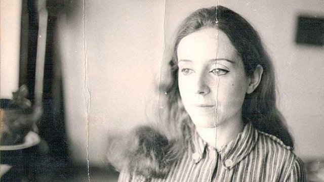 Cemal Süreya evliyken aşık oldu Tomris Uyar'a... Kader işte, aşık olduğu kadın da evliydi gazeteci, şair Ülkü Tamer'le. Birbirlerine olan aşkları ağır bastı ve boşandılar. Bu büyük aşkla beraber 3 yıl yaşadılar.