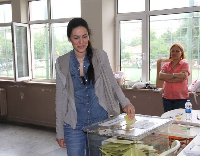 BERGÜZAR KOREL  - Ülkemiz için hepimizin oyu çok değerli. Umarım herkes oy verir. Hepimiz için hayırlısı olsun