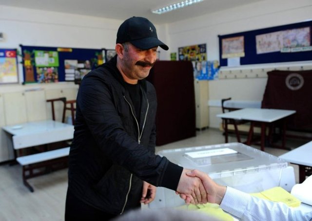 Ünlü komedyen Cem Yılmaz, 25. dönem milletvekili seçimleri için sandık başına gitti. Oyunu kullanan Yılmaz, hayırlı olması temennisinde bulundu. -