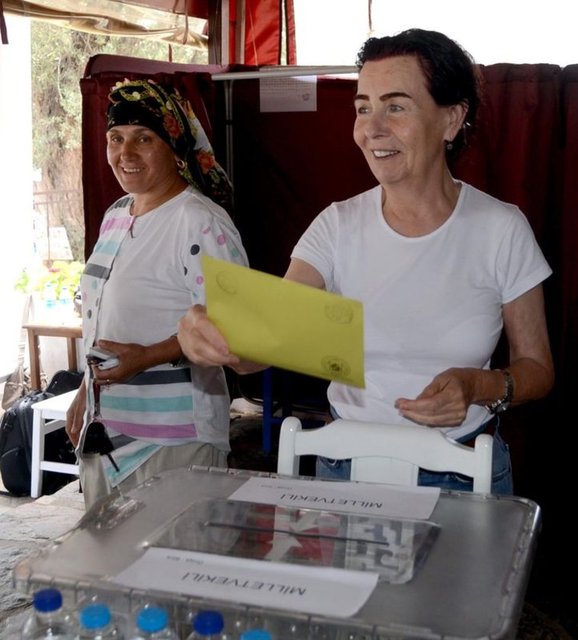 FATMA GİRİK  - Bodrum'da oyunu kullanan ünlü satançı, yoğun bakımdaki hayat arkadaşı Memduh Ün'ün sğlık durumunun iyi olmadığını söyledi.