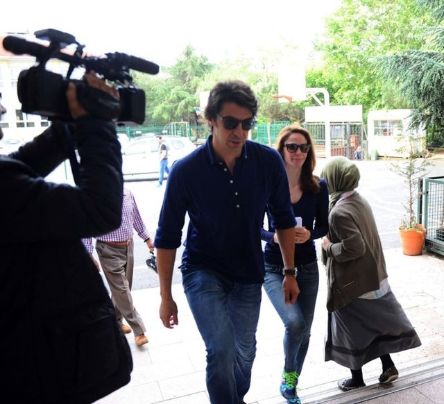 İbrahim Kutluay ve eşi Demet Kutluay, aynı okulda oy kullandı.