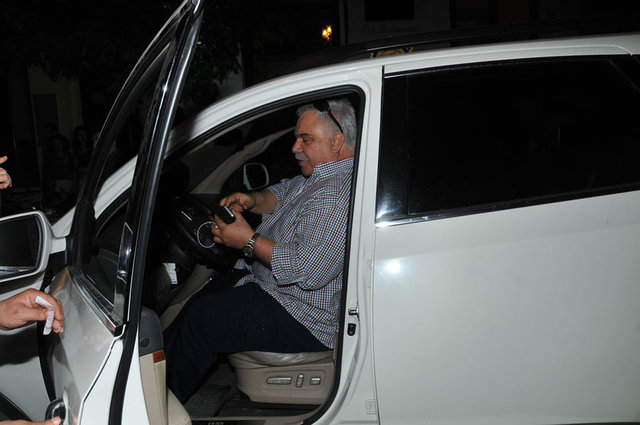 Mekan çıkışı gazetecilerle selamlaşan ikili, objektiflere poz verirken Ergün'ün aşırı kilo aldığı gözlendi. -