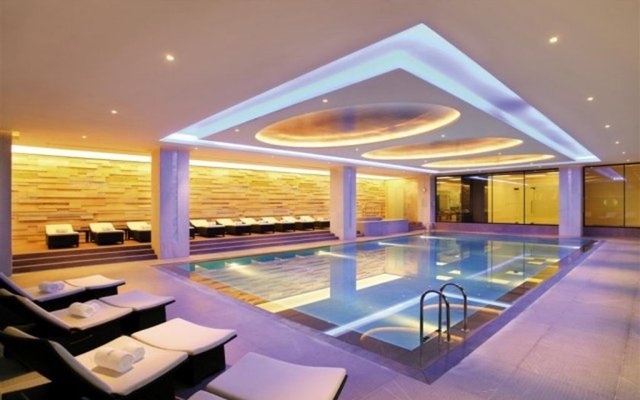 Ayrıca en son teknoloji olan Technogym makineler, Gravity, Power plate ve Kinesis aletleri ile tam donanımlı fitness salonu da Amira Spa'nın diğer özellikleri arasında.