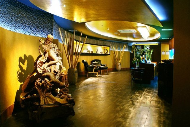 Botanica THERMAL SPA:  - Çeşme'deki Sheraton Oteli'nin thermal spa'sı kaplıca sularıyla tanınan bir nokta. Spa'da, 26 bireysel bakım ünitesi, 3 Tayland süiti ve çiftlere yönelik bir özel süit var. Masaj, vücut ve cilt bakımı gibi hizmetler veriliyor.