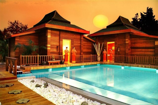 Spa'da sauna, buhar banyosu, kar çeşmesi, macera duşu, kapalı iki termal havuz, ısıtılmış deniz sulu bir havuz, Türk hamamı ve dev akvaryumlu dinlenme salonu bulunuyor.