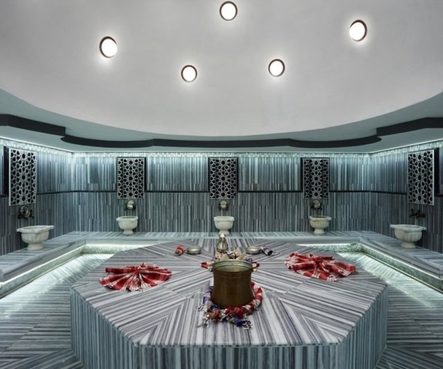 1'i kapalı, 2'si açık olmak üzere 3 yüzme havuzu, Türk hamamı, cilt, el ve yüz bakımları, Uzakdoğulu terapistler tarafından uygulanan masaj ve terapileri ile adeta cennetten bir köşe.