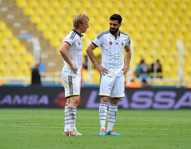 Oyundan alındıktan sonra yedek kulübesinde teknik heyet ve futbolcularla kucaklaşan Kuyt'a tribünlerden alkışlar yükseldi.