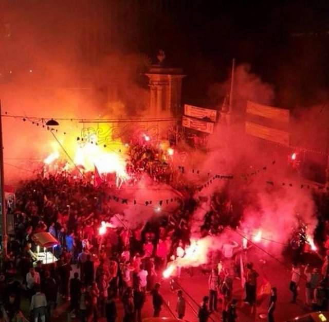 Sarı kırmızılı taraftarlar, takımlarının şampiyonluğunu ilan etmesini İstiklal Caddesi üzerinde bulunan Galatasaray Lisesi önünde meşaleler yakıp, tezahüratlar atarak kutladı.