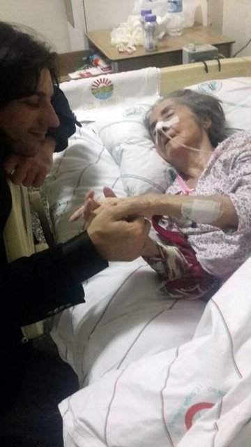 Halil Aksoy ile olan evliliğinden Ahmet Kazım isminde bir oğlu var. Sanatçı ayrıca Berker İnanoğlu ve Fahrettin Aslan'la evlenip ayrılmıştı.