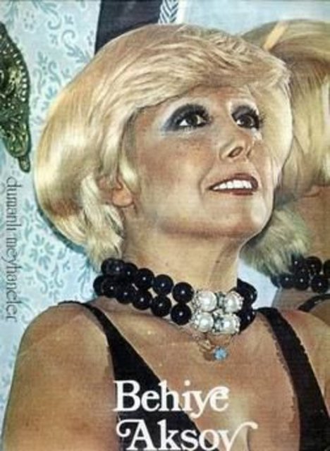 Platin rengi saçları, şık kostümleriyle kendisinden sonra yetişen şarkıcılara öncülük etti.