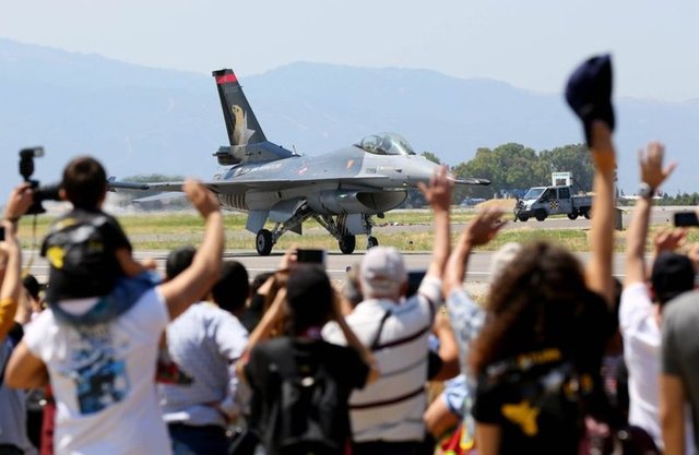 Halka açık ve ücretsiz olan etkinlik kapsamında, Türk Hava Kurumu motorlu yelken kanat, model hava araçları, Ali İsmet Öztürk, Solo Türk, helikopter ve Türk Yıldızları gösteri uçuşları yapıldı.