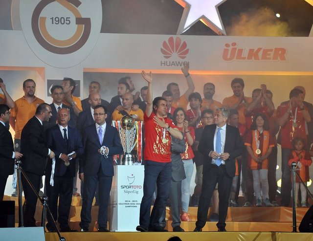 Tekerlekli sandalye basketbol takımını temsilen yer alan sporcuların platforma özel olarak kurulan asansörle çıkarılması dikkati çekti.