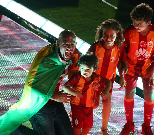 Galatasaray taraftarlarının stadı doldurduğu gecede, Türk Telekom Arena'nın ortasına dev bir platform kuruldu. Platformun çevresine, ligde kazanılan her 5 şampiyonluğu temsilen 4 adet yıldız yerleştirildi.