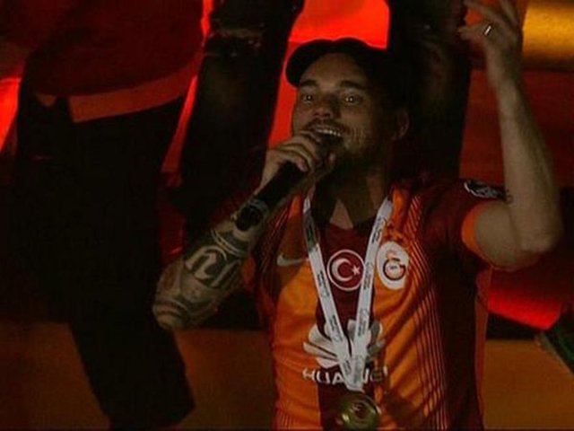 Sarı-kırmızılı takımın Hollandalı yıldızı Wesley Sneijder, taraftarlara, rakiplerine göndermede bulunan tezahürat yaptırdı.