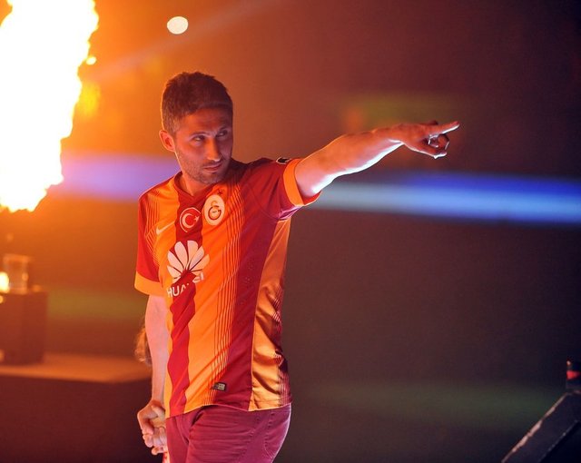 Galatasaraylı futbolcular, şampiyonluk kupasını kaldırmalarının ardından soluğu tribünlerin önünde aldı. Kupa seremonisinin bitmesi sonrası platformdan inerek tribünleri gezen oyuncular, taraftarlarla birlikte tezahüratlar yaparak başarılarını kutladılar.