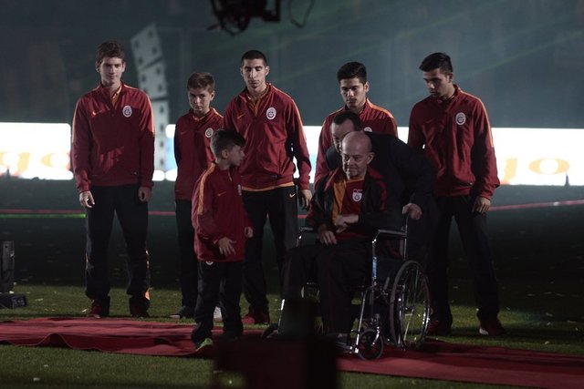 Uruguaylı Fernando Muslera ve Brezilyalı Alex Telles'in sergiledikleri latin dansları coşkuyu artırırken, Kamerunlu Aurelien Chedjou'nun yerel dans figürleri de alkışlandı.