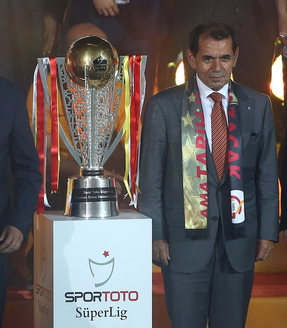 Üç çocuğuyla birlikte sahneye çıkan Felipe Melo ise kendisiyle özdeşleşen "pitbull" sevincini çocuklarıyla birlikte yaptı.
