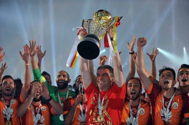Şarkıcılar Altay, Gökhan Keser, İrem Derici ve Gripin Grubu'nun sahne almasının ardından, led ışıklarla kaplanan saha çizgileri aydınlatıldı.