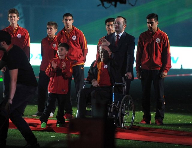 Ardından teknik kadro ve teknik direktör Hamza Hamzaoğlu kürsüde yerini aldı. Galatasaray Kaleci Antrenörü Claudio Taffarel ise Brezilya Milli Takımı'ndaki görevi nedeniyle kutlamaya katılamadı.
