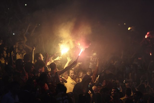 Platforma yürüyüş sırasında Umut Bulut, Ankara havasıyla oynayarak, Wesley Sneijder, Yasin Öztekin ve Emre Çolak da dans performansı sergileyerek taraftarların önüne çıktı.