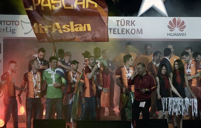 Sezonu lig şampiyonu olarak tamamlayan Galatasaray takımı, etkinliğin son bölümünde sahnedeki yerini alırken, renkli görüntüler oluştu. İlk olarak futbol takımının idari, sağlık, ulaştırma departmanlarında görevli personel sahreye çağrıldı.