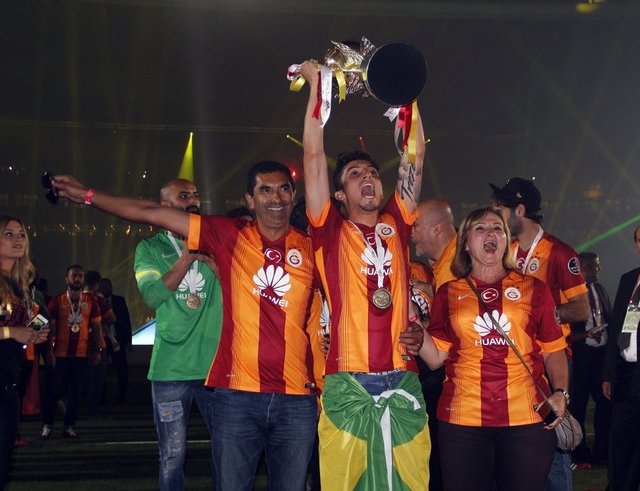Galatasaray'ın bu sezon derece elde eden tüm branşlarındaki takımları sahneye çağrıldı. Anons edilen takımlar, beşer kişilik ekiplerle kürsüde yerlerini aldı.