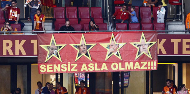 Galatasaray taraftarlarının, Türk Telekom Arena'da misafir seyirciler için ayrılan bölüme yakın bir noktada açtıkları ve Fenerbahçe Kulübü Başkanı Aziz Yıldırım'a göndermede bulunan pankart da dikkati çekti.