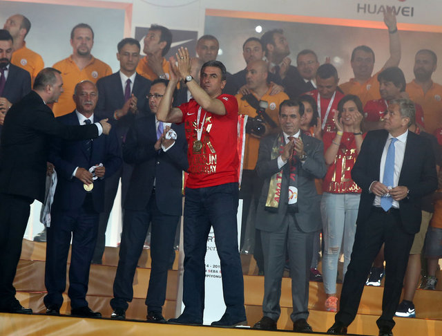 Galatasaray'ın kazandığı her 5 şampiyonluğu temsil eden 4 adet yıldız, platformun etrafına yerleştirildi, 20. şampiyonluğun elde edilmesiyle kazanılan 4. yıldızın son parçasını, futbol altyapı takımlarının kaptanları taşıdı.