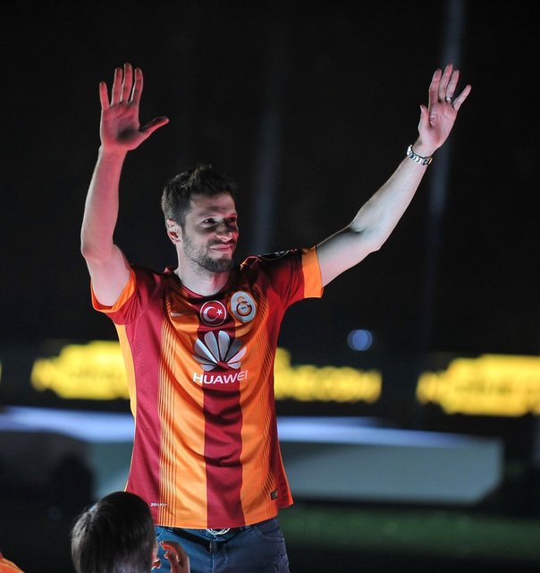 platforma geldikten sonra mikrofonu eline alan Sneijder, "Fener ağlama" sözleriyle başlayan tezahüratı tüm stada tekrar ettirdi. Hollandalı oyuncu, takım arkadaşlarının kürsüye çağrıldığı esnada bir kez daha mikrofonu alıp, aynı tezahüratı yaptırdı.