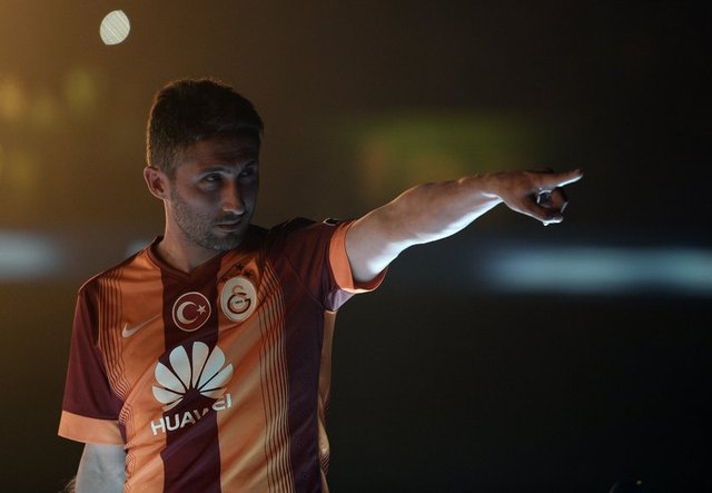 Yabancı oyuncuların ülke bayraklarıyla gelmeleri dikkati çekti, futbolcuların kürsüye kadar yürüyüşlerinde sergiledikleri performanslar da alkış aldı.
