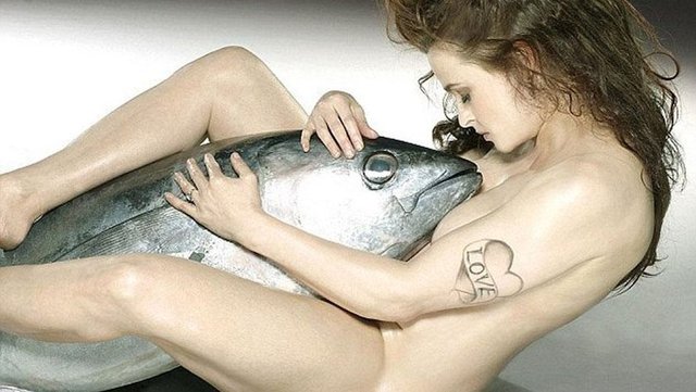 Dünyaca ünlü İngiliz oyuncu Helena Bonham Carter'dan sonra nesli tehlike altında olan deniz canlıları için 5 ünlü isim daha çıplak poz verdi.