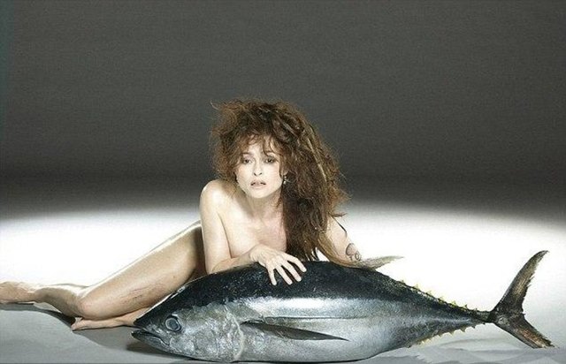 Helena Bonham Carter, şubat ayında balık fobisi olmasına rağmen 27 kiloluk bir tuna balığına sarılarak çırılçıplak poz vermişti.