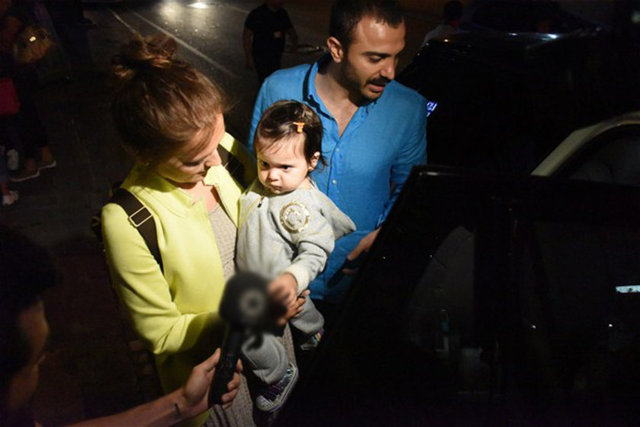 Kurt, "Arkadaşlar lütfen flaşlarınızı kapatın. Hira flaş yüzüne geldiği zaman çok korkuyor" dedi. (Makaron)