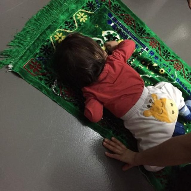 "Hayırlı kandiller. 15 aylık kızım ezan sesini duyunca ellerini açıyor. Allah'ıma şükürler olsun iman sevgisini yüreğine düşüren Rabbime. Dededen namaz öğrenen Hira"