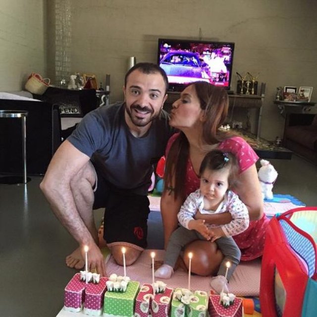 Kızının, dedesinden namaz kılmasını öğrendiğini belirten Akalın, fotoğrafın altına şunları yazmıştı...