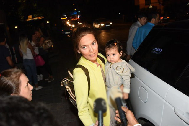 Demet Akalın ve Okan Kurt çifti, aileleri ve 16 aylık kızları Hira ile Etiler'de akşam yemeği yedi.