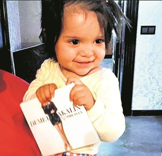 Akalın önceki gün de elinde albümünü tutan kızının fotoğrafını paylaştı. Ünlü şarkıcı, fotoğrafın altına "Annemin pırlantası benim" notunu düştü.